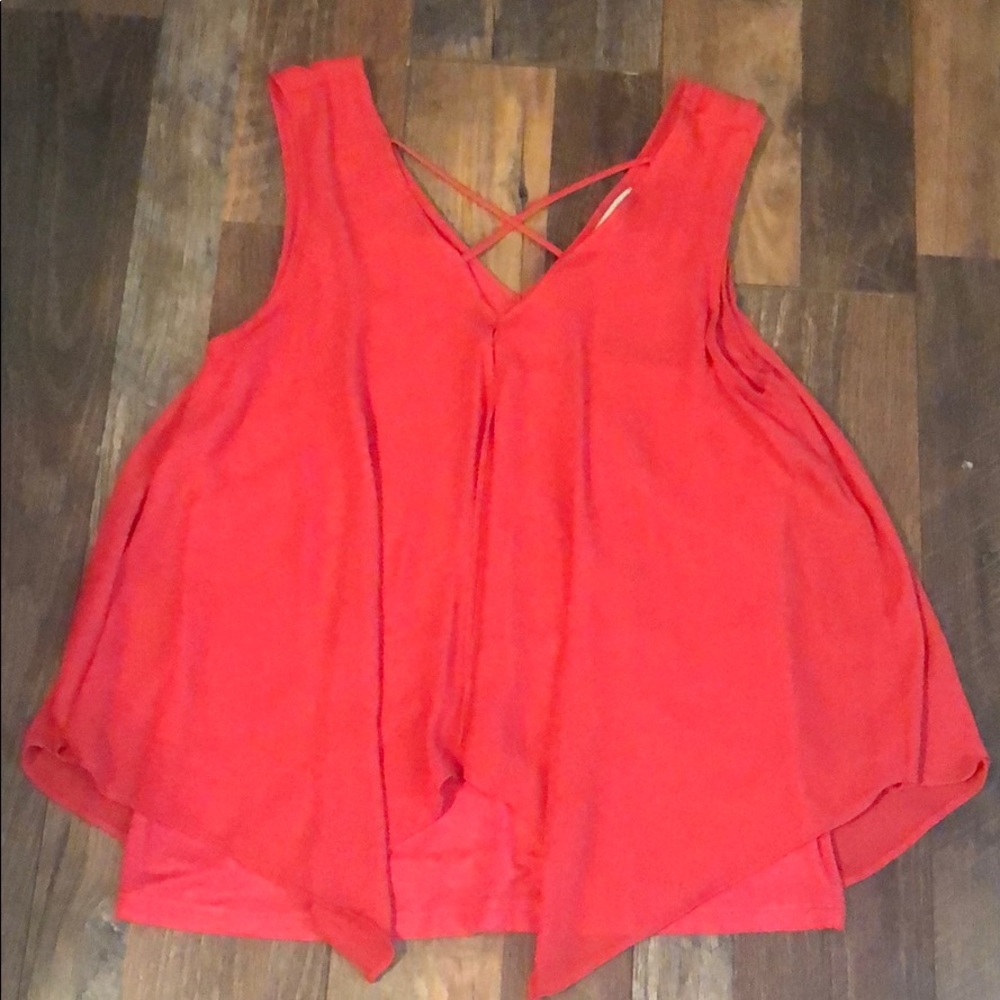 Pink tank top with lining, crisscross on the chest